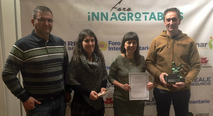 Integrantes del proyecto Turtolio con el galardón