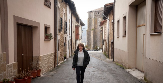Mujer agricultora en su pueblo