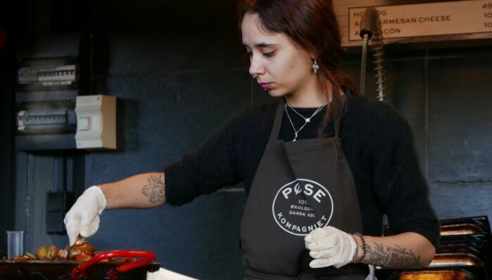 Mujer joven trabajando