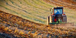 tractor arando la tierra