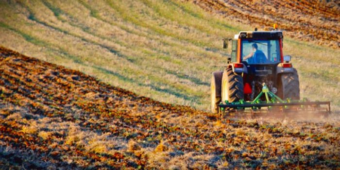 tractor arando la tierra