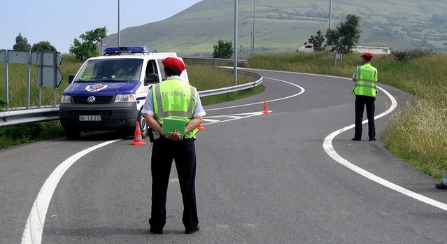 Ertzainta en la carretera