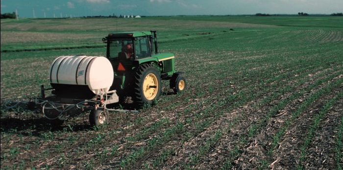 Tractor fertilizando